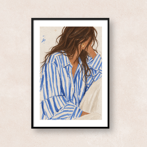 ブルーのストライプシャツを着て頬に手を添える女性を描いたアート「A Quiet Moment」
