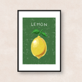 深いグリーンの背景に葉付きの黄色いレモンと「LEMON」の文字を描いたフルーツアート